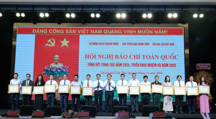 Phó Tổng Giám đốc Thông tấn xã Việt Nam Nguyễn Thị Sự (thứ ba từ trái sang) nhận Bằng khen của đơn vị tại Hội nghị Báo chí Toàn quốc. (Ảnh: Thanh Liêm/Vietnam+)