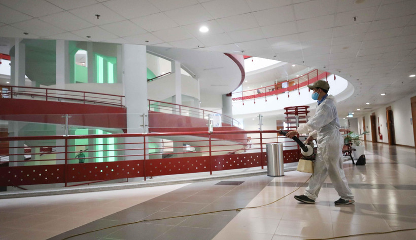 Đại học Kinh tế quốc dân thực hiện phun khử khuẩn để đón sinh viên trở lại trường. (Ảnh: Thanh Tùng/TTXVN)
