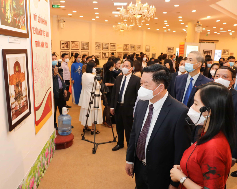 Ông Nguyễn Trọng Nghĩa, Bí thư Trung ương Đảng, Trưởng Ban Tuyên giáo Trung ương cùng các đại biểu tham quan triển lãm. (Ảnh: Thanh Tùng/TTXVN)