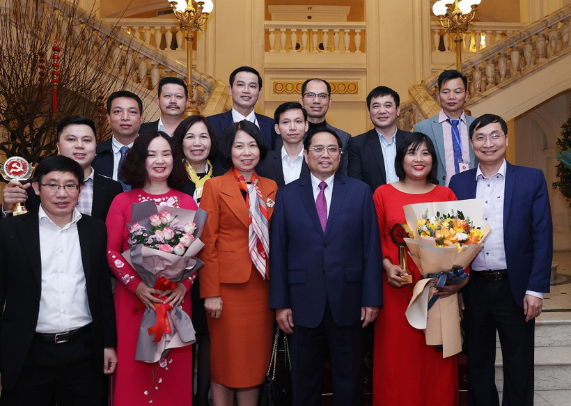 Thủ tướng Phạm Minh Chính với lãnh đạo, cán bộ và các tác giả, nhóm tác giả đoạt Giải Báo chí Toàn quốc về Xây dựng Đảng lần thứ VI, năm 2021 của Thông tấn xã Việt Nam. (Ảnh: Dương Giang/TTXVN)