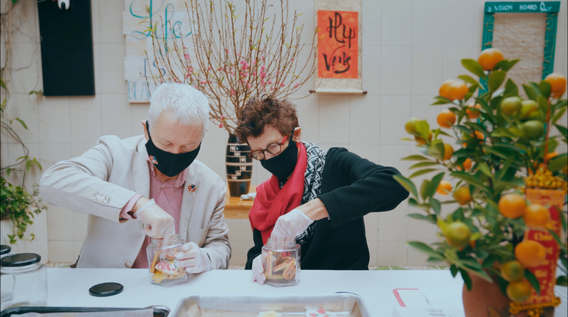 Đại sứ Thụy Sỹ Ivo Sieber (trái) và Đại sứ Na Uy Grete Lochen làm bánh quy tại Hope Box. (Ảnh chụp màn hình)