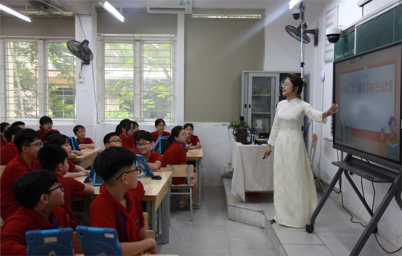 Giờ học tiếng Anh trong phòng học thông minh của cô trò Trường PTCS Nguyễn Đình Chiểu. (Ảnh: Sở GD-ĐT Hà Nội)