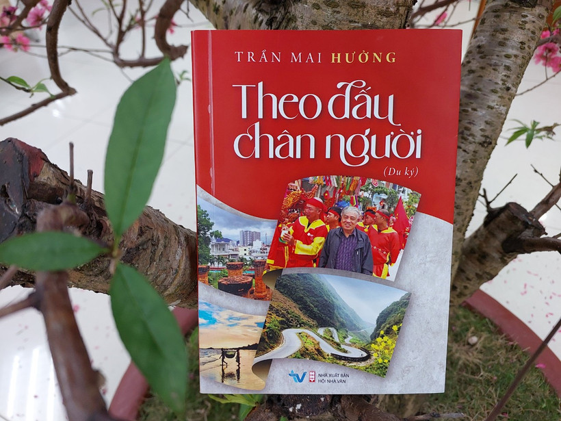 Cuốn du ký mới của nhà báo Trần Mai Hưởng ghi lại hành trình khám phá đất nước của ông. (Ảnh: Minh Thu/Vietnam+)
