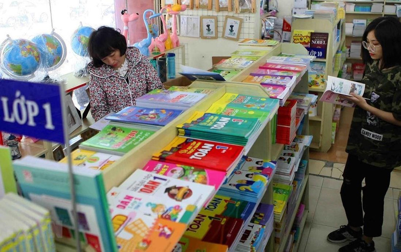 Phụ huynh lựa chọn sách giáo khoa. (Ảnh: TTXVN)