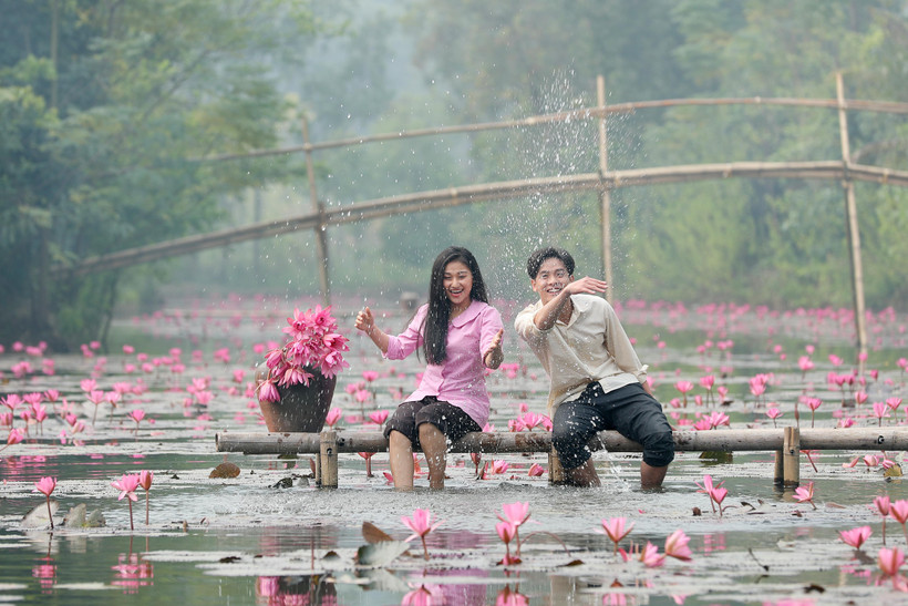 Ca sỹ Lê Minh Ngọc và bạn diễn Doãn Hoàng trong phim. (Ảnh: Hòa Nguyễn/Vietnam+)