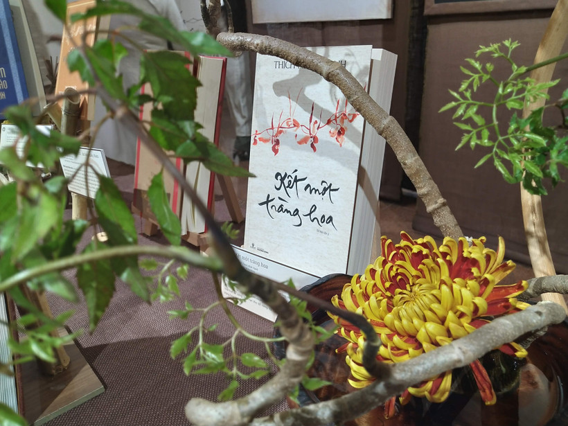 Các tác phẩm sách của thiền sư được bày trong không gian tinh tế và tao nhã. (Ảnh: Minh Thu/Vietnam+)