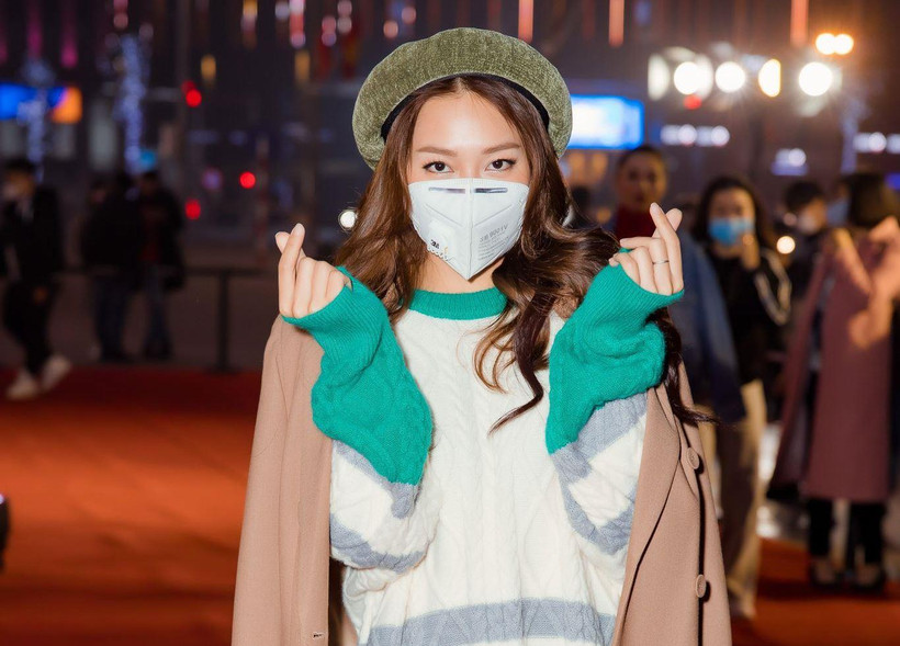 Khả Ngân đeo khẩu trang đi dự buổi chiếu phim "Bí mật của gió" ra mắt truyền thông. (Ảnh: PV/Vietnam+)