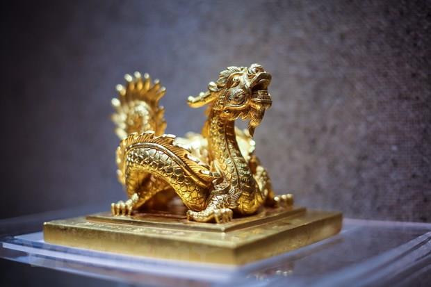 Ấn có núm hình rồng cuốn, biểu trưng cho quyền lực nhà Nguyễn. Hiện vật có giá trị đặc biệt trong sưu tập kim bảo triều Nguyễn, đã được công nhận là bảo vật quốc gia. (Ảnh minh họa: Vietnam+)