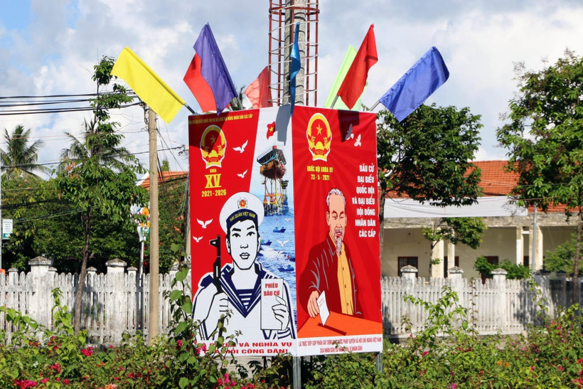 Những ngày này, các tuyến đường đều được trang hoàng rực rỡ, cử tri hân hoan trong không khí ngày hội lớn của đất nước. (Ảnh: Đoàn Mạnh Dương/TTXVN)