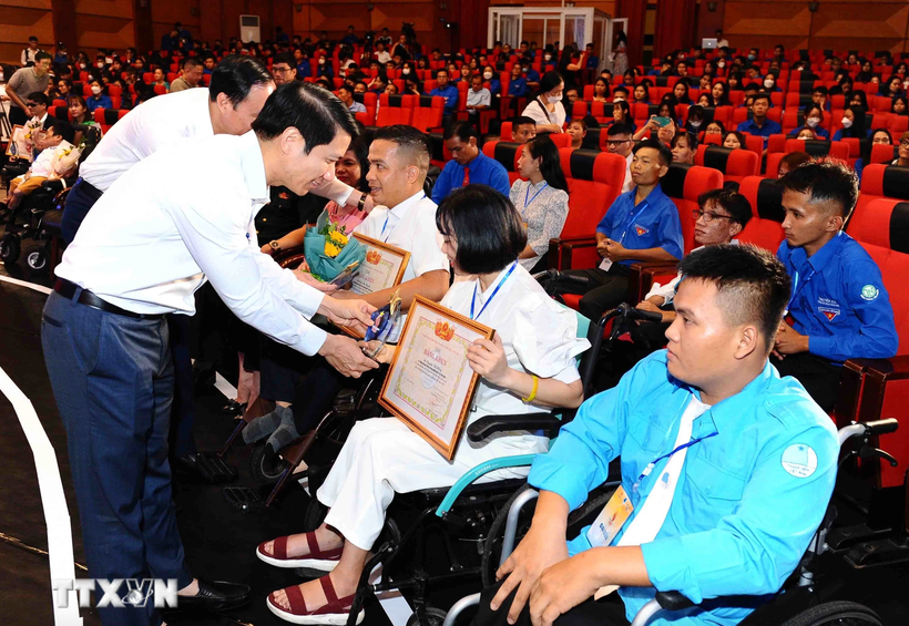 Ban tổ chức tặng các đại biểu tham gia chương trình Toả sáng nghị lực Việt năm 2022. (Ảnh: TTXVN)