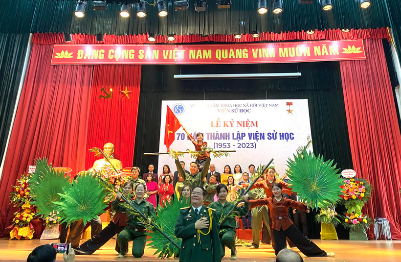 Tiết mục văn nghệ chào mừng Lễ kỷ niệm. (Ảnh: PV/Vietnam+)