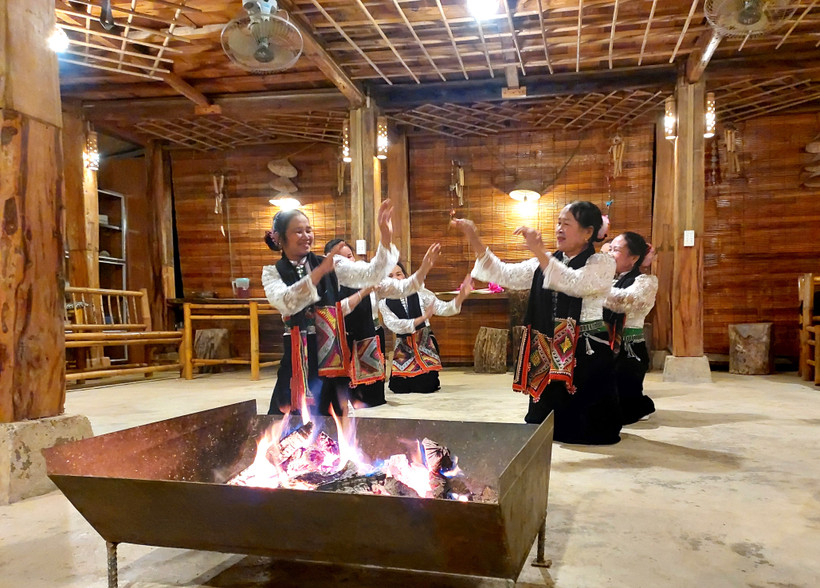 Những người phụ nữ Thái ở Sơn La biểu diễn điệu múa cổ truyền, chào đón du khách đến thăm bản làng. (Ảnh: Minh Thu/Vietnam+)