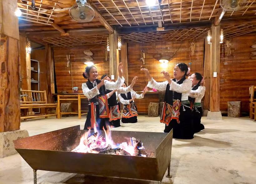 Những người phụ nữ Thái ở Sơn La biểu diễn điệu múa cổ truyền, chào đón du khách đến thăm bản làng. (Ảnh: Minh Thu/Vietnam+)