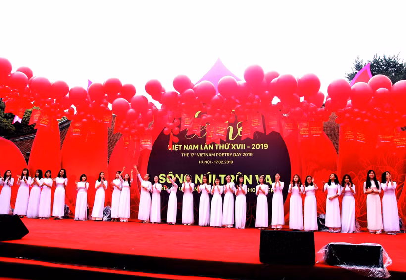 Ngày thơ Việt Nam là sự kiện thường niên diễn ra tại Văn Miếu-Quốc Tử Giám, thu hút sự quan tâm của những người yêu thơ. (Ảnh: Quang Quyết/TTTXVN)
