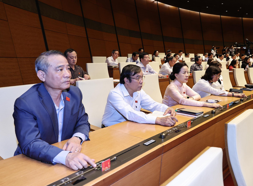 Các đại biểu Quốc hội biểu quyết thông qua Chủ nhiệm một số Ủy ban của Quốc hội, Tổng Thư ký Quốc hội và Tổng kiểm toán Nhà nước. Ảnh: TTXVN)