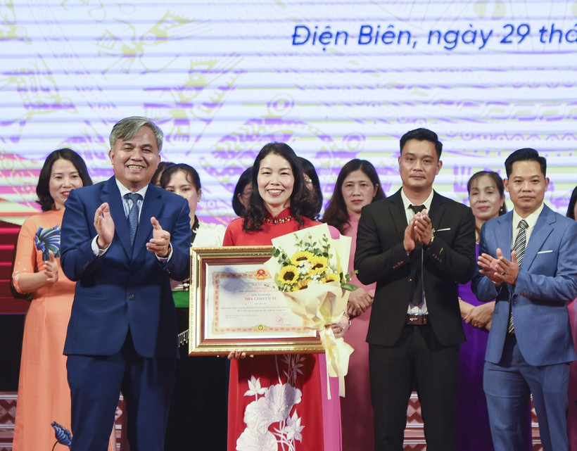 Các giáo viên nhận danh hiệu Nhà giáo Ưu tú. (Ảnh: Xuân Tư/TTXVN)