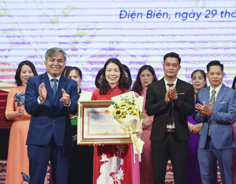 Các giáo viên nhận danh hiệu Nhà giáo Ưu tú. (Ảnh: Xuân Tư/TTXVN)