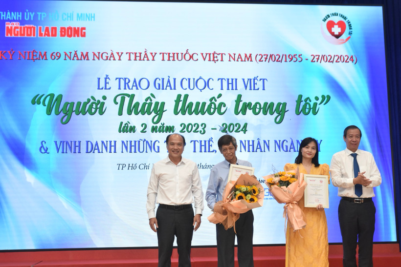 Tác giả Cao Thùy Giang nhận giải Ba cuộc thi viết "Người thầy thuốc trong tôi" lần thứ hai. (Ảnh: PV/Vietnam+)