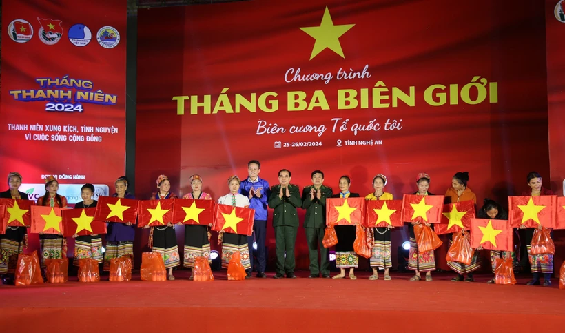 Ban tổ chức tặng quà cho người dân vùng biên. (Ảnh: PV/Vietnam+)
