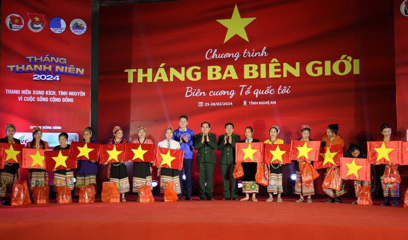 Ban tổ chức tặng quà cho người dân vùng biên. (Ảnh: PV/Vietnam+)