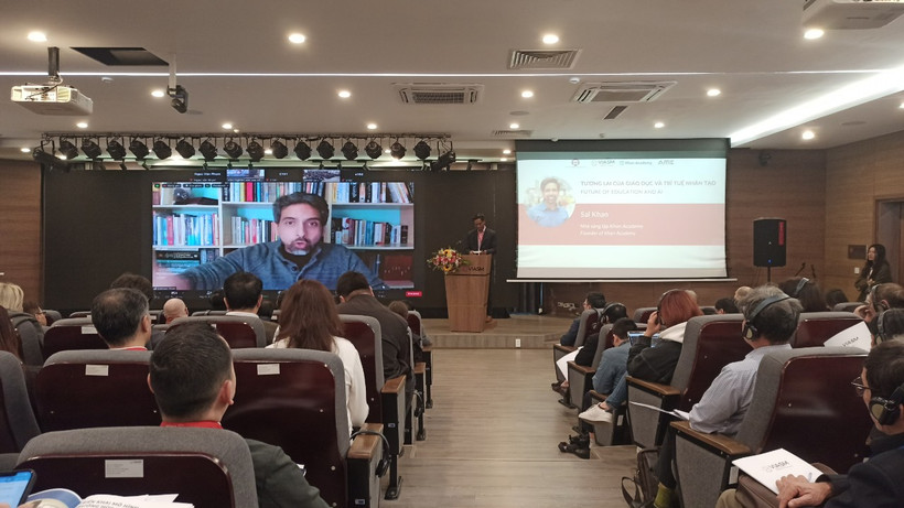 Ông Sal Khan chia sẻ tại hội thảo. (Ảnh: PV/Vietnam+)