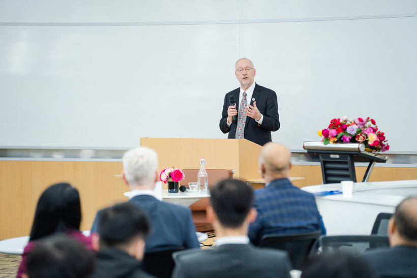Giáo sư Michael I. Kotlikoff, Hiệu trưởng Đại học Cornell chia sẻ bài giảng đại chúng tại Đại học VinUni. (Ảnh: VinUni)