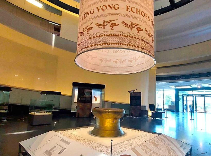 Trưng bày giới thiệu nhiều hiện vật trống đồng điển hình cho Văn hóa Đông Sơn. (Ảnh: Minh Thu/Vietnam+)