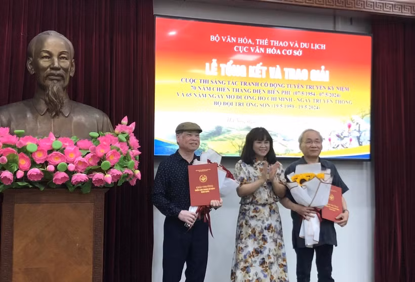 Cục trưởng Cục Văn hóa Cơ sở (giữa) trao giải Nhất cho các tác giả. (Ảnh: PV/Vietnam+)