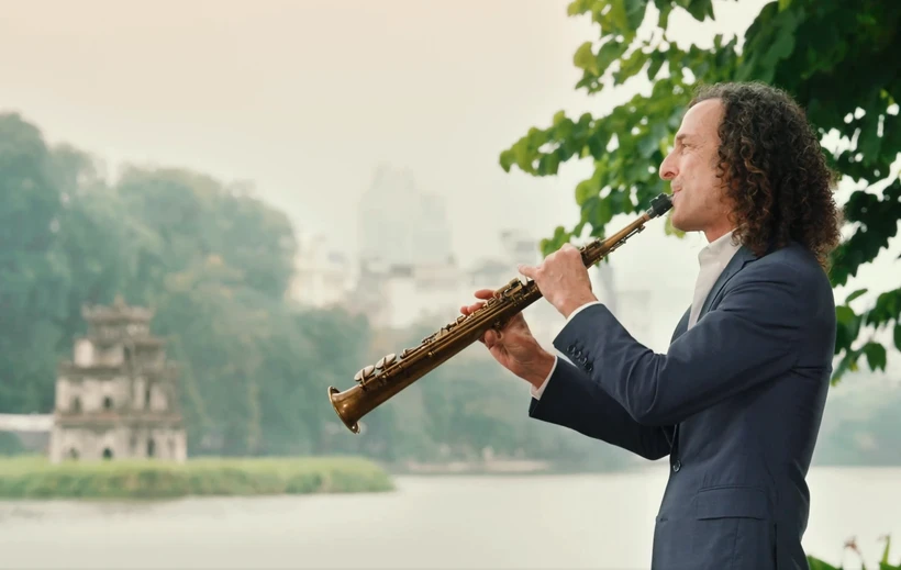 Nghệ sỹ saxophone nổi tiếng thế giới Kenny G đã ghé thăm một số địa danh nổi tiếng của Thủ đô để thực hiện MV. (Ảnh cắt từ clip)