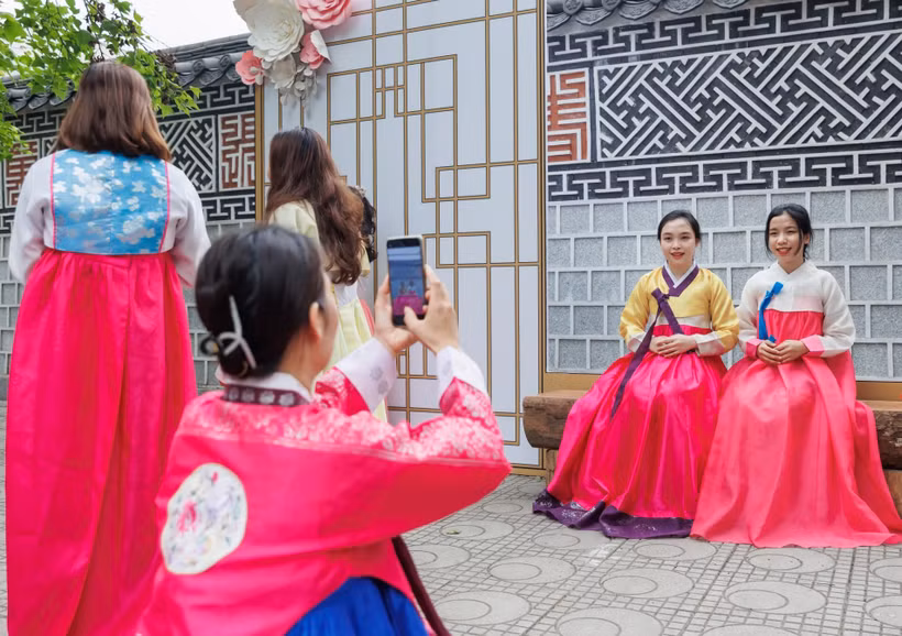 Khách tham dự lễ hội có thể mặc thử Hanbok và chụp ảnh lưu niệm. (Ảnh: PV/Vietnam+)