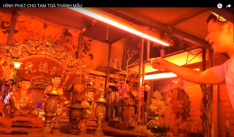 Ông Long 'làm phép' tại nhà riêng. (Ảnh chụp màn hình) 
