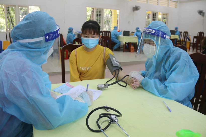 Khám sàng lọc trước khi tiêm vaccine tại điểm tiêm trường Đại học Trà Vinh. (Ảnh: Thanh Hòa/TTXVN)