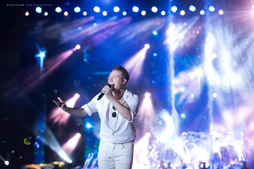 Chàng ca sỹ người Mỹ Kyo York đã chiếm được cảm tình của khán giả nhờ những bài hát bằng tiếng Việt. (Ảnh: NVCC)