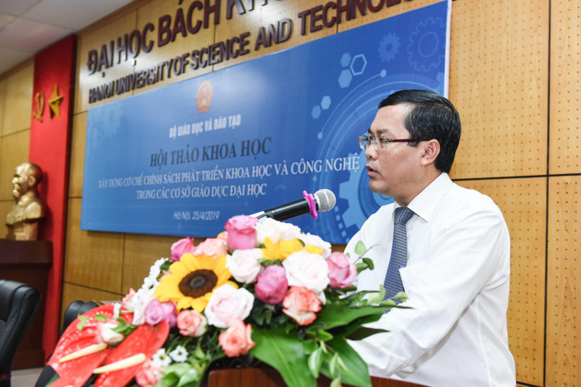 Thứ trưởng Bộ Giáo dục và Đào tạo Nguyễn Văn Phúc phát biểu chỉ đạo tại Hội thảo. (Ảnh: PV/Vietnam+)
