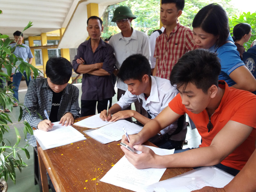 Thí sinh làm hồ sơ xét tuyển đại học. (Ảnh: Phạm Mai/Vietnam+)