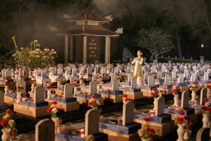 Ca sỹ Thu Hằng thể hiện ca khúc 'Hồn ngàn thu' và vào vai cô gái đi tìm hài cốt người cha đã hy sinh trong kháng chiến. (Ảnh: NVCC)