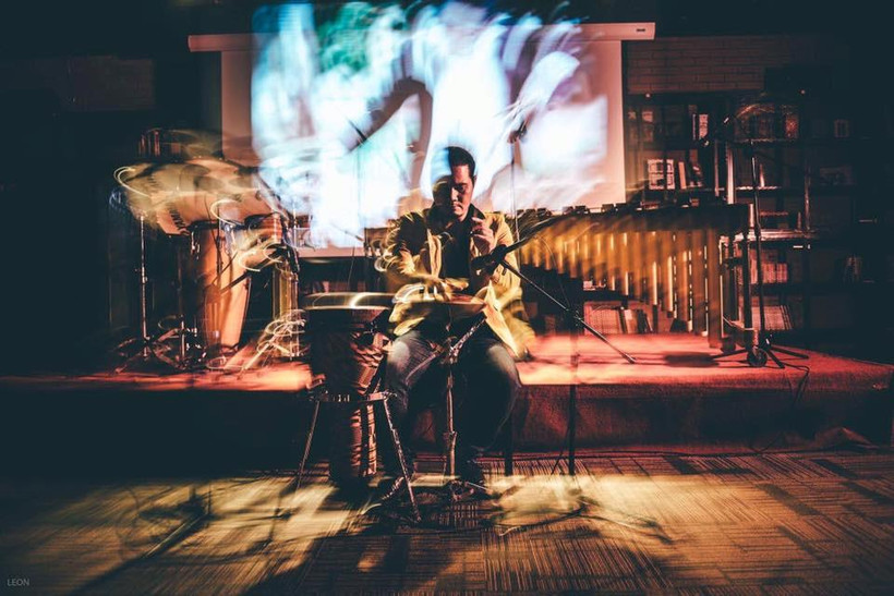 "Phù thủy" Trần Xuân Hòa định hình một lối đi riêng với bộ gõ. (Ảnh: Nghệ sỹ cung cấp)