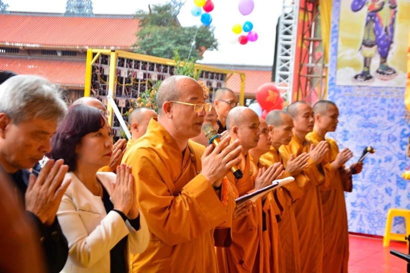 Đại đức Thích Trúc Thái Minh (người cầm micro) trong buổi lễ khai hội Xuân chùa Ba Vàng 2019. (Ảnh: TTXVN)