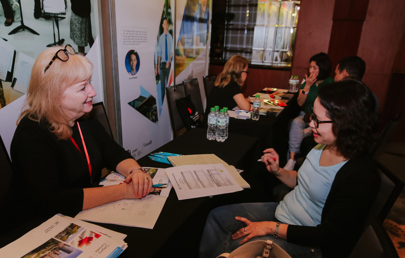 Phụ huynh tìm hiểu thông tin về du học Canada. (Ảnh: BTC)