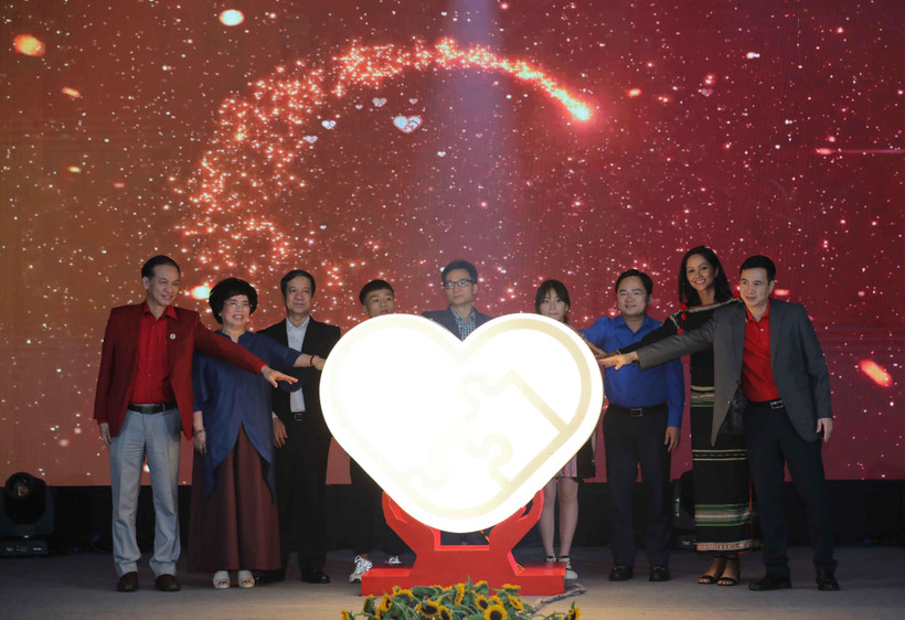 Phó Thủ tướng Vũ Đức Đam cùng các đơn vị tổ chức chương trình, đại diện nhà tài trợ cùng thực hiện nghi lễ phát động chương trình. (Ảnh: Thanh Tùng/TTXVN)