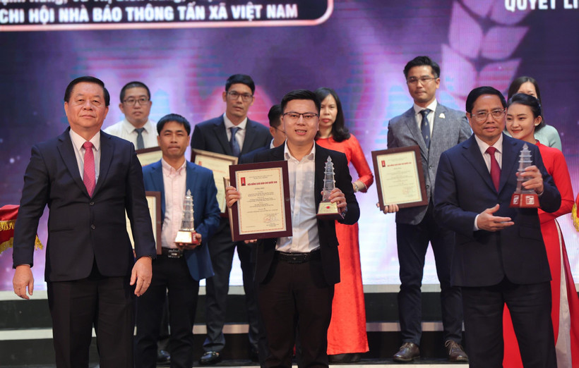 Phóng viên Võ Mạnh Hùng đại diện nhóm tác giả lên nhận giải A. (Ảnh: Hoài Nam/Vietnam+)