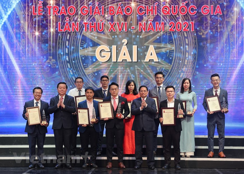 Các tác giả đươc trao giải A tại Giải Báo chí Quốc gia 2022. (Ảnh: Hoài Nam/Vietnam+)