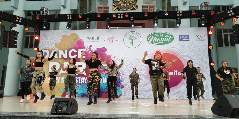 Bằng những điệu nhảy sôi động, những người tham gia mong muốn chia sẻ đam mê nhảy múa và lan tỏa thông điệp sống lành mạnh. (Ảnh: Minh Thu/Vietnam+)