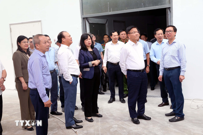 レ・タン・ロン副首相は、ニンビン省のベト・ドゥック友好病院第2分院を視察する実務代表団を率いた。(写真:ダイ・ギア/VNA) ttxvn-ptt-le-thanh-long.jpg