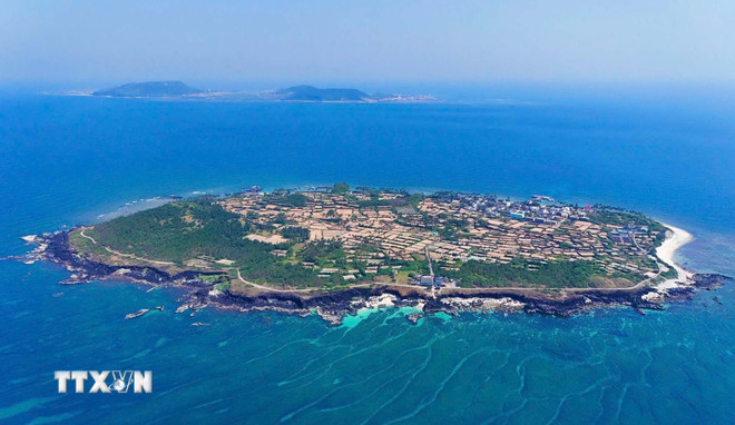 上空から見たリーソン島。(写真:グエン・イェン/VNA) ttxvn-ly-son-2.jpg