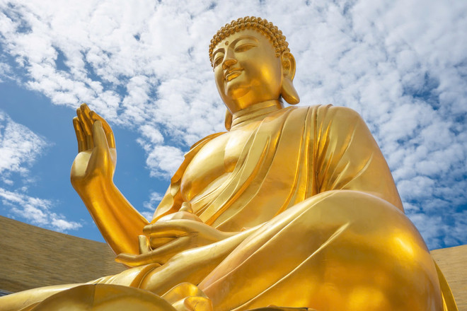 ព្រះហស្តស្តាំរបស់ព្រះពុទ្ធកោនាគមនៈ ស្ថិតនៅក្នុងមុទ្រៈនៃការបង្រៀន។ duc-phat-cau-na-ham-2.jpg