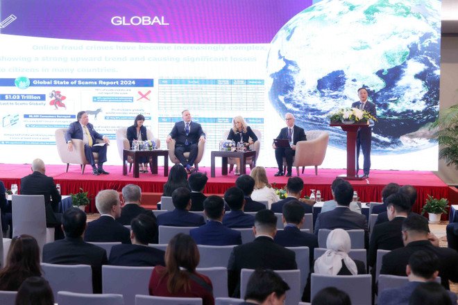 Seminarium om globalt samarbete för att förebygga och bekämpa bedrägerier online. (Foto: VNA) le-cong-uoc-1.jpg