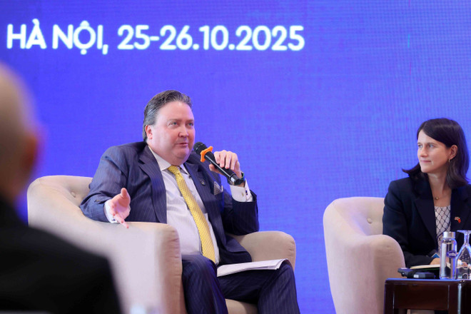 USA:s ambassadör i Vietnam, Marc Knapper, talar vid det globala samarbetsseminariet om förebyggande och kontroll av onlinebedrägerier. (Foto: VNA) le-cong-uoc-2.jpg
