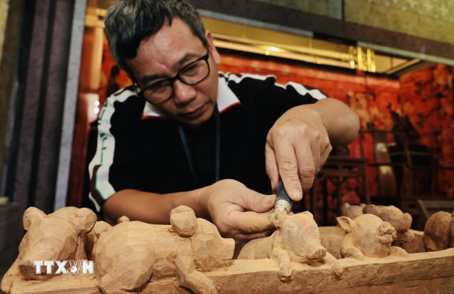 হ্যানয়ের ভ্যান হা-তে অবস্থিত থিয়েত উং ফাইন আর্ট কাঠের কারুশিল্প গ্রামের কারিগররা ttxvn-lang-nghe-1.jpg