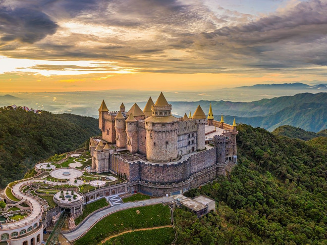 Moon Castle - ចំណុចលេចធ្លោមួយនៅ Sun World Ba Na Hills ។ lau-dai-mat-trang.jpg